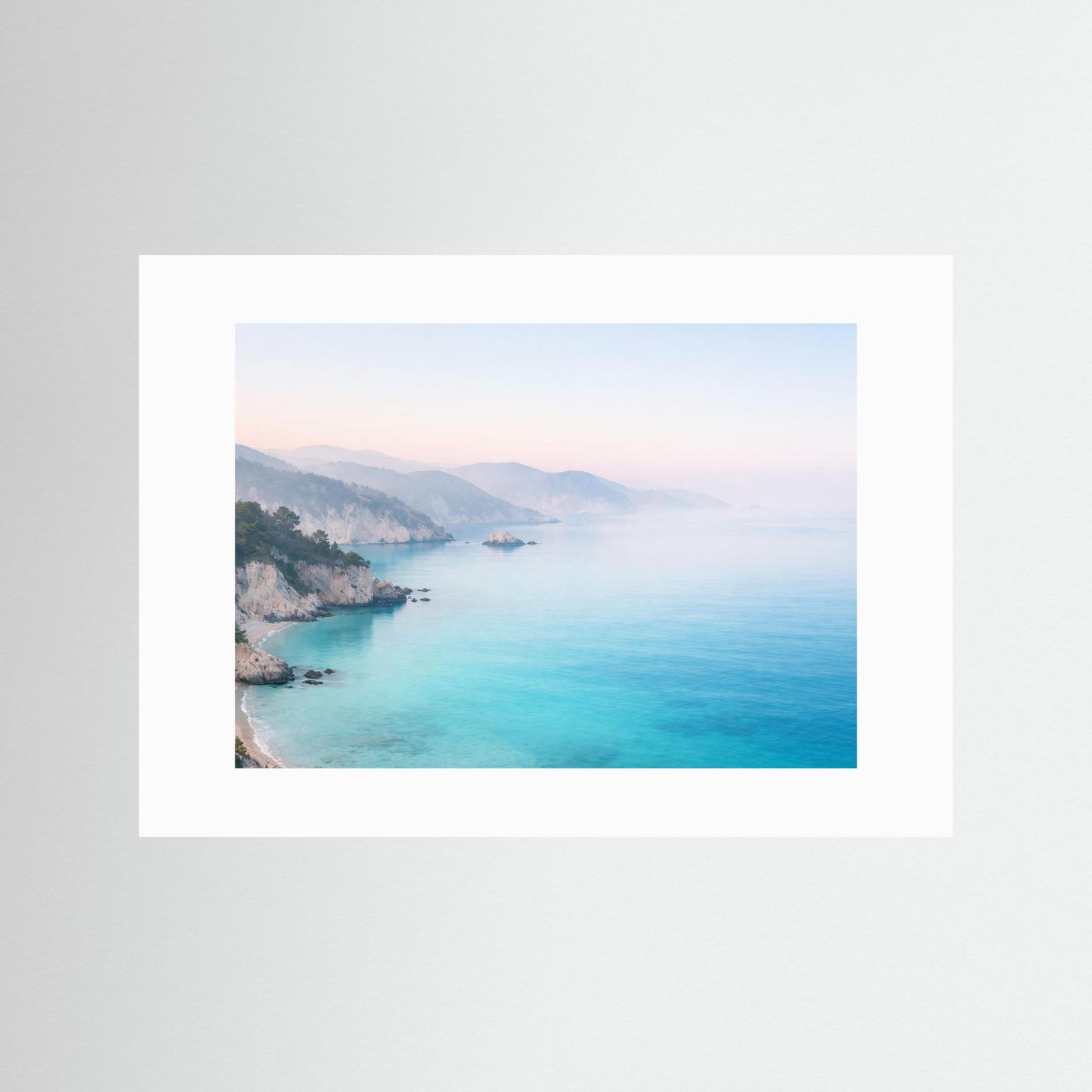 Poster im Querformat mit Küstenlandschaft, türkisblauem Meer und Felsufer