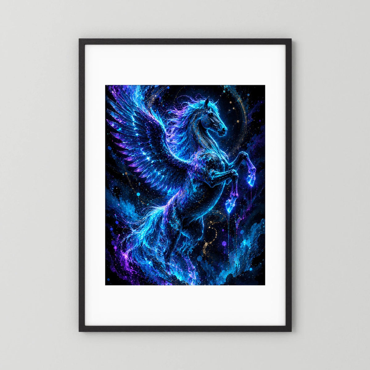 Hochformatiges Pegasus-Poster im schwarzen Rahmen mit weißem Passepartout und blauem Flügelpferd