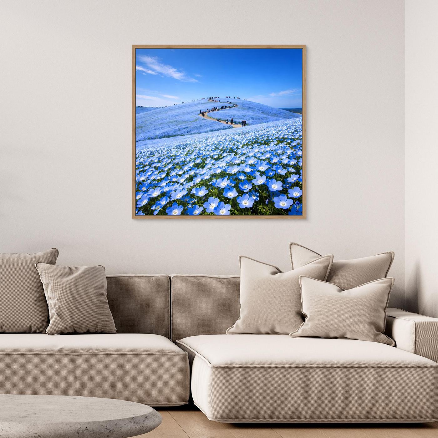 Leinwandbild mit blauem Blütenmeer und Hügeln, mit hellem Holzrahmen im Querformat