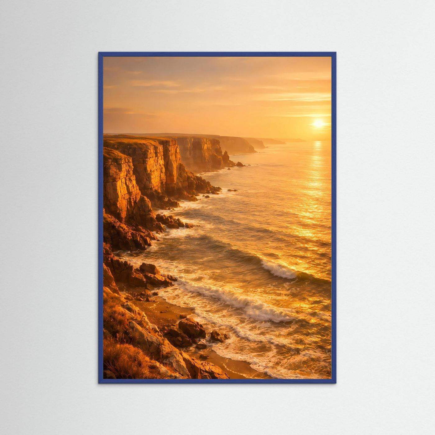 Steilküsten-Poster mit blauem Rahmen: Klippen am Meer, Wellen im Abendlicht, hochformatig.