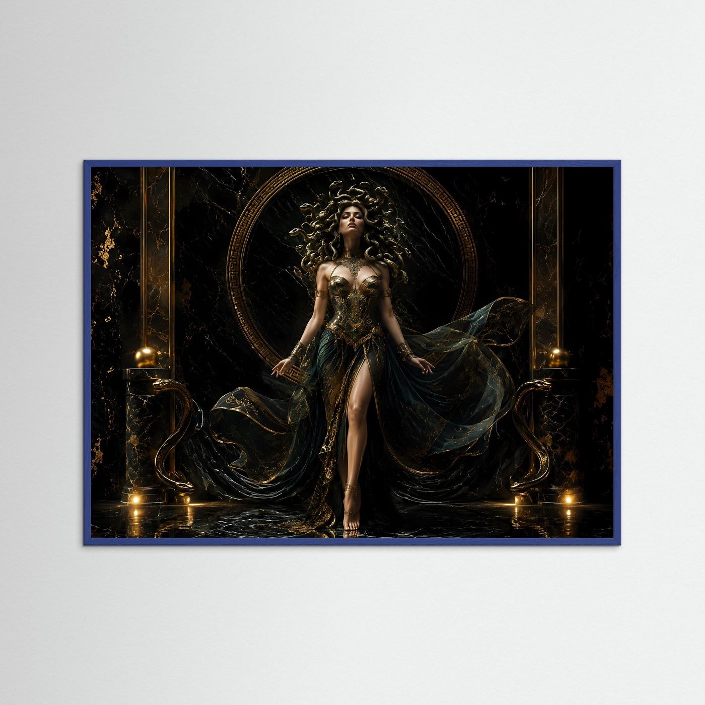 Majestätische Medusa in Schwarz und Gold | Griechische Mythologie & Mystik Poster