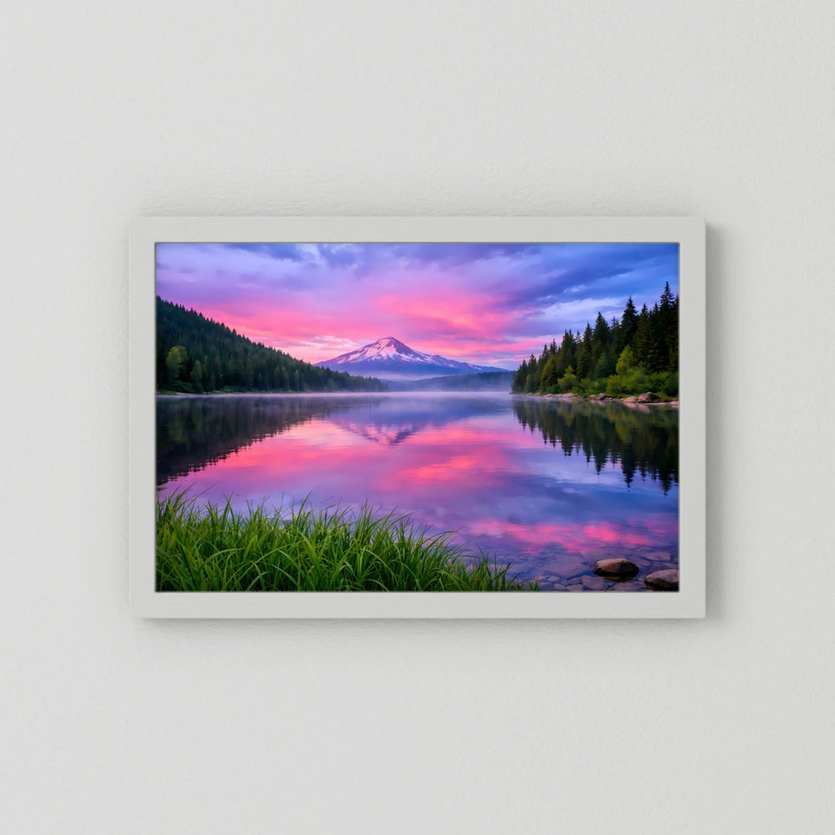 Gerahmtes Poster im Querformat mit See, Bergen und farbenfrohem Himmel, ruhige Spiegelung