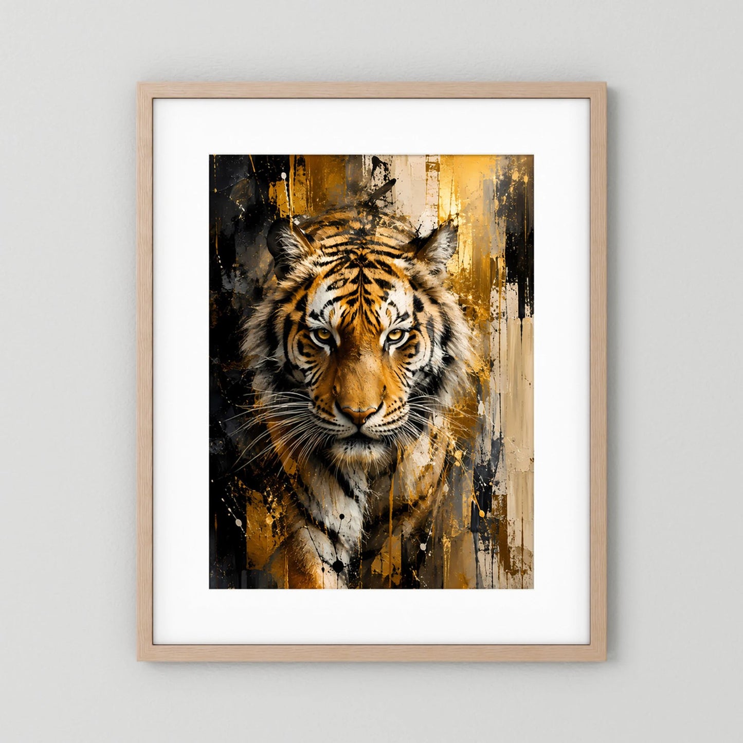 Tigerkunstposter im Hochformat mit beigem Holzrahmen und weißem Rand, abstraktes Gold-Schwarz-Porträt.