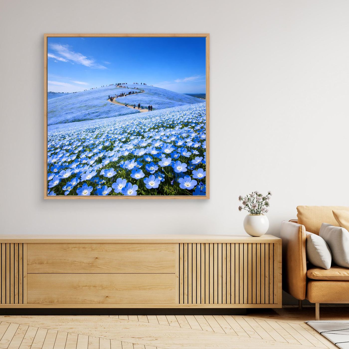 Leinwandbild mit blauem Blütenmeer und Hügellandschaft, im Querformat mit Holzrahmen