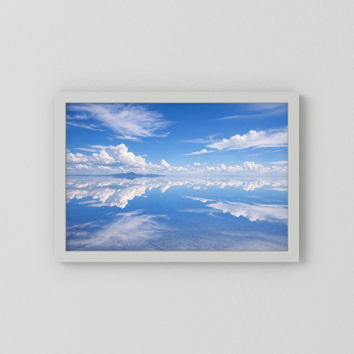 Querformat-Poster im weißen Rahmen mit Himmel- und Wolkenspiegelung über Wasser