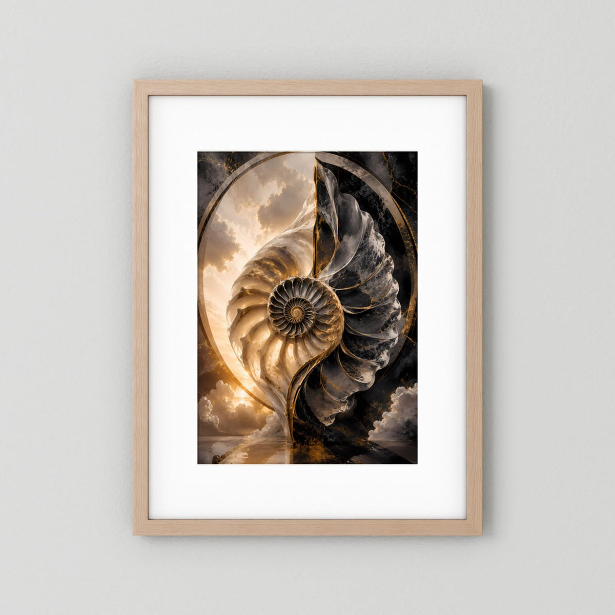 Kunstposter mit Muschelmotiv in Schwarz, Gold und Weiß, gerahmt in hellem Holz