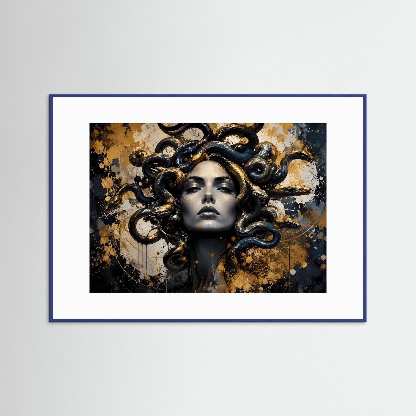 Gerahmtes Wandbild mit Medusenmotiv in Schwarz und Gold, blauer Rahmen