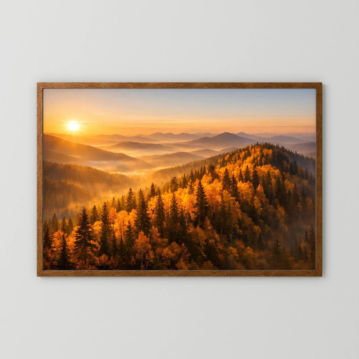 Querformat-Wandbild im braunen Holzrahmen mit Herbstwald und Sonnenaufgang