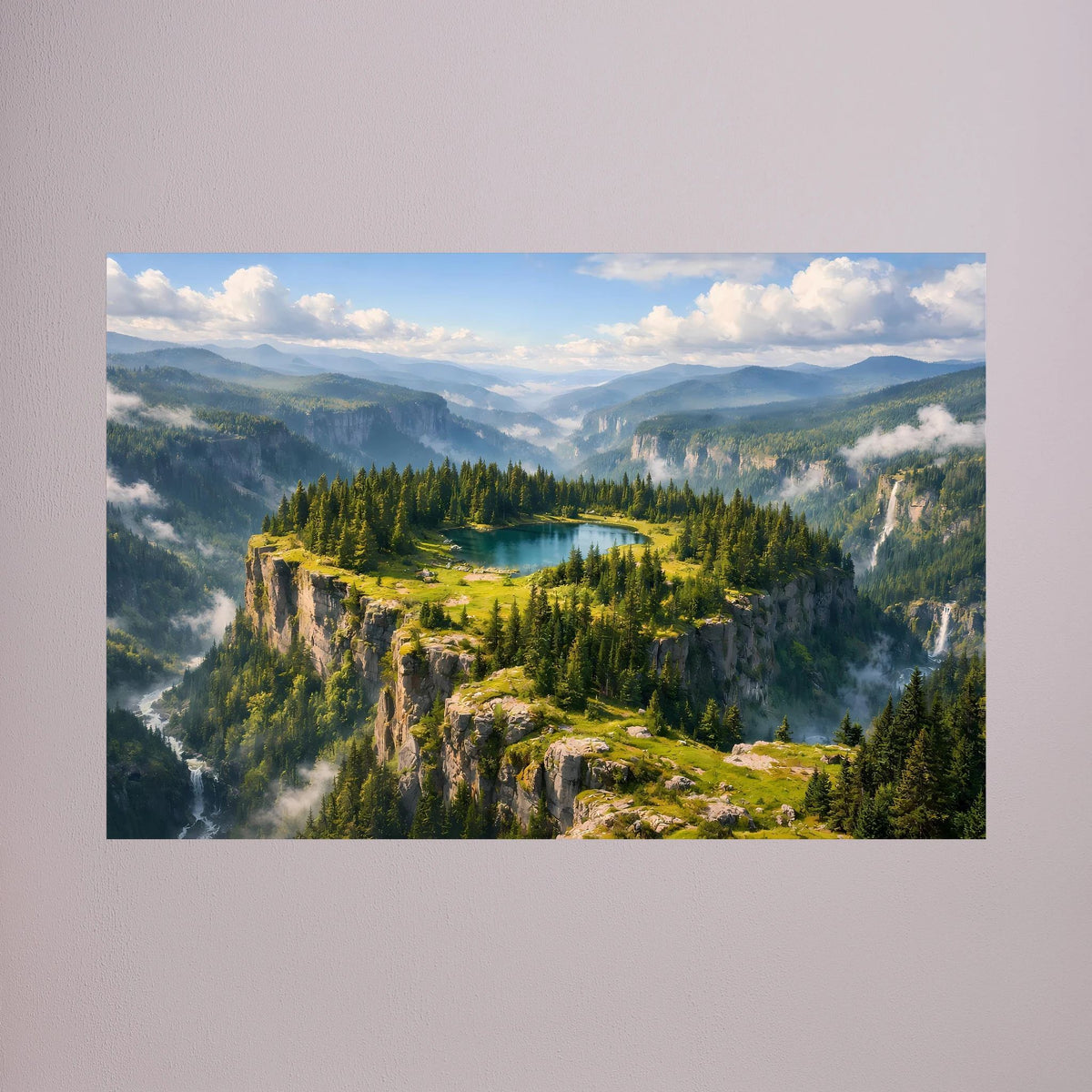 Querformatiges Wandbild: Bergsee im Tal mit Nadelwald auf Felsplateau