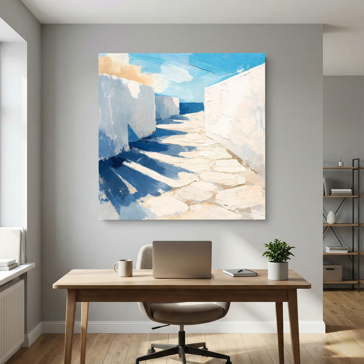 Quadratisches Küsten-Wandbild mit abstrakter Gasse, weißen Wandflächen und blauem Himmel