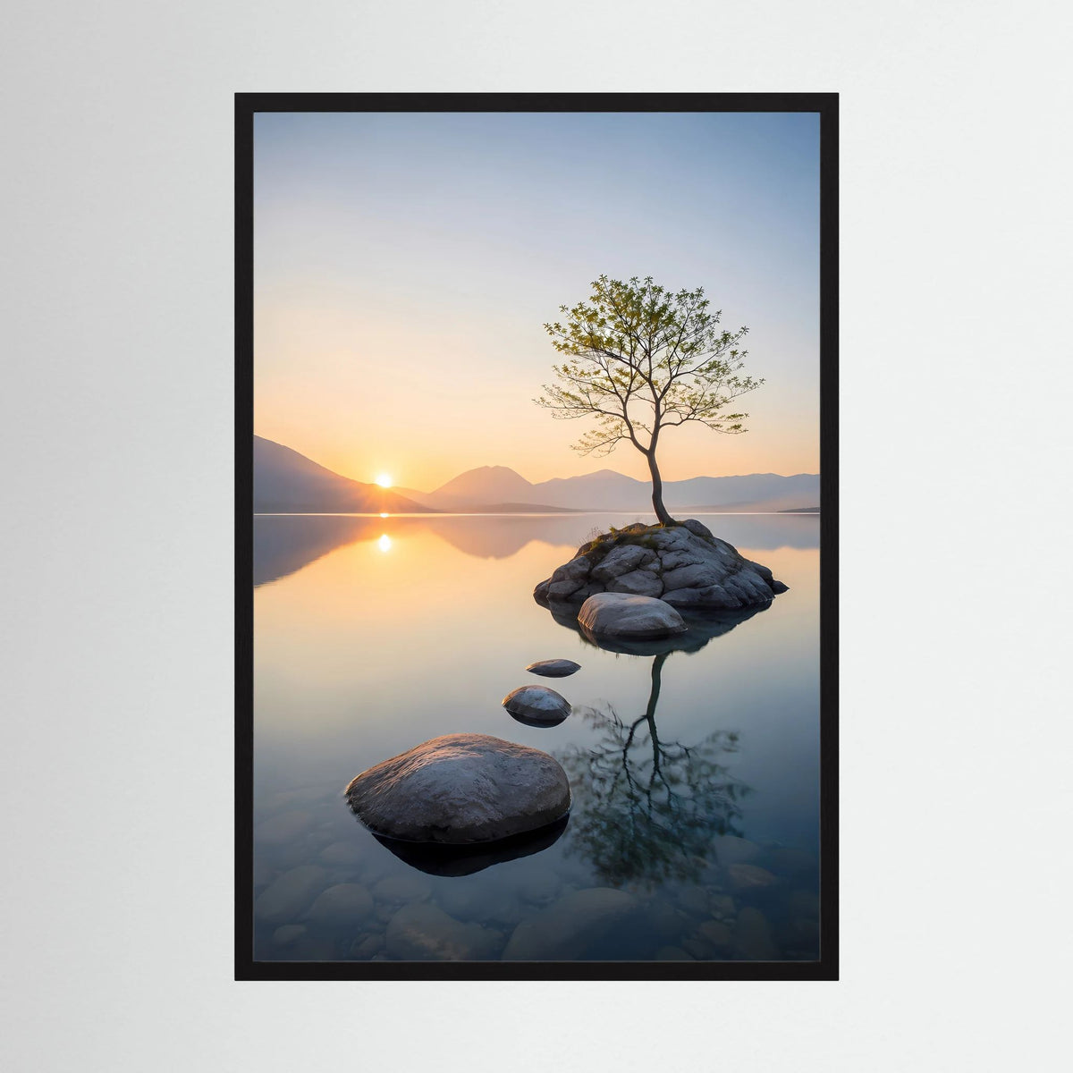 Baum im Bergsee bei Sonnenuntergang | Ruhige Natur mit Spiegelung | Poster Hochformat