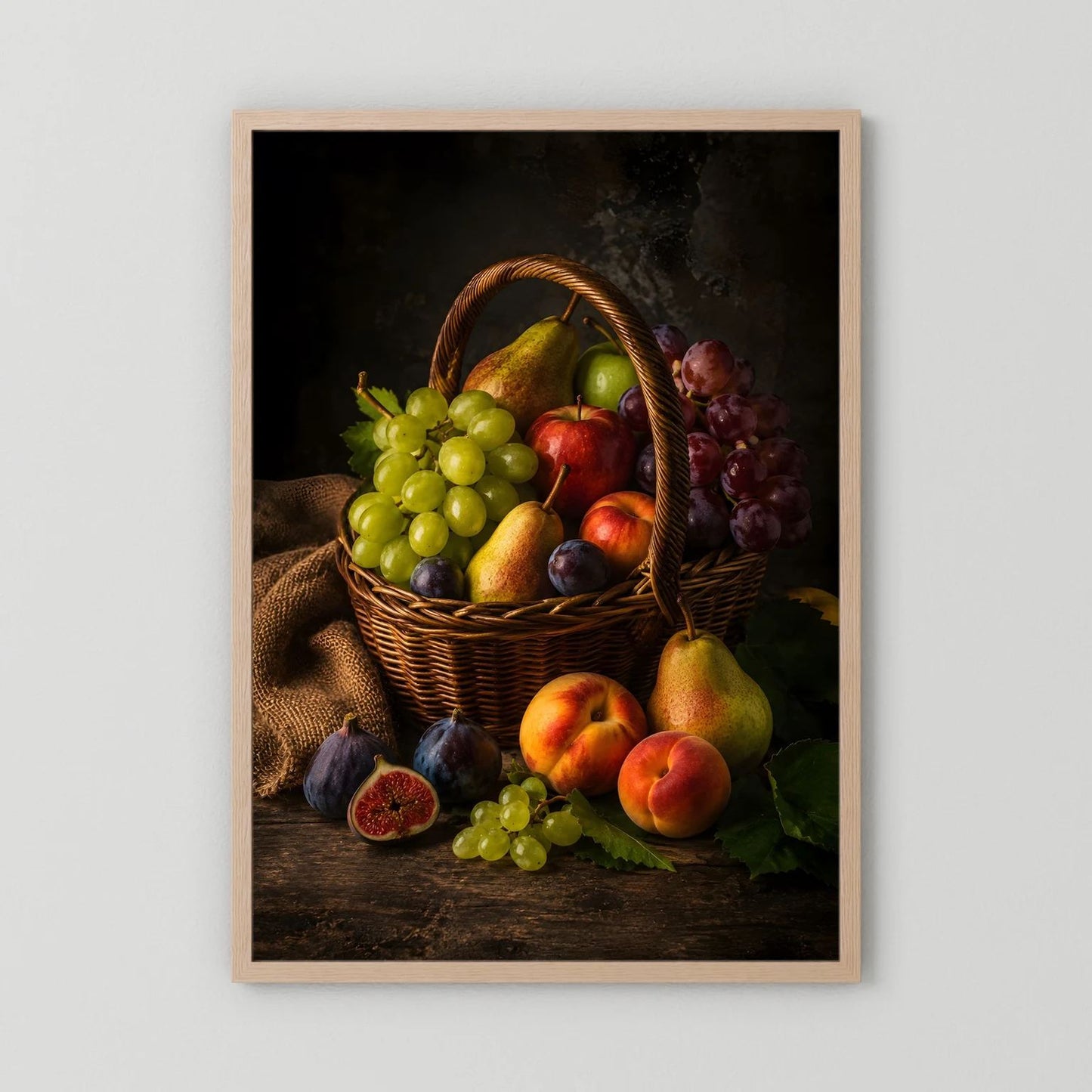Poster mit Obstkorb-Stillleben, vertikal, hellbrauner Holzrahmen