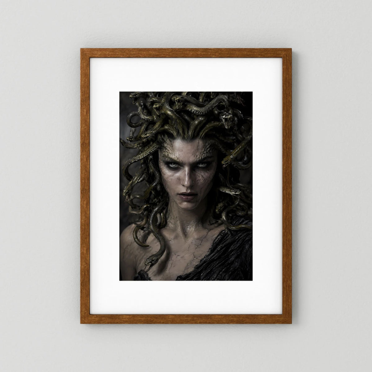 Hochformatiges Medusa-Fantasy-Porträtposter mit Schlangenhaaren, brauner Holzrahmen