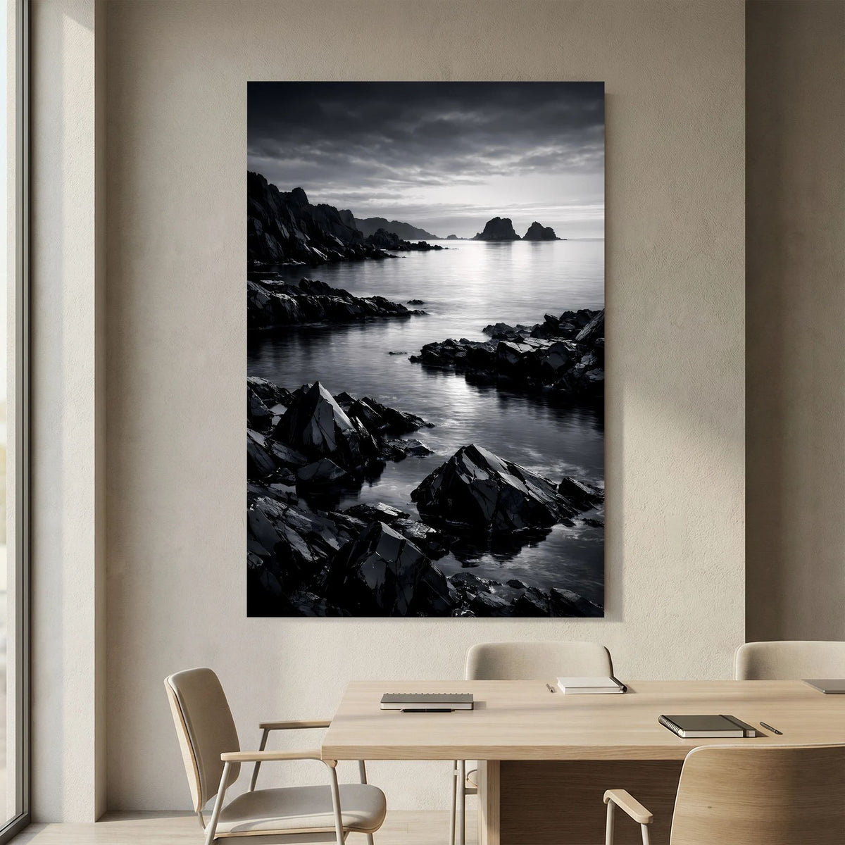 Hochformatiges schwarzweißes Wandbild zeigt Felsküste mit dunklen Gesteinsformationen