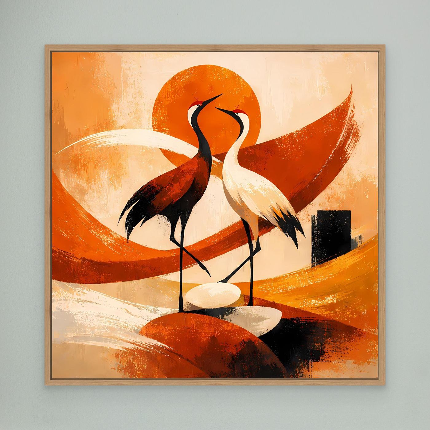 Gerahmtes Leinwand-Wandbild mit zwei Kranichen, orangefarbener Sonne, abstrakte Rot-Orange-Struktur.