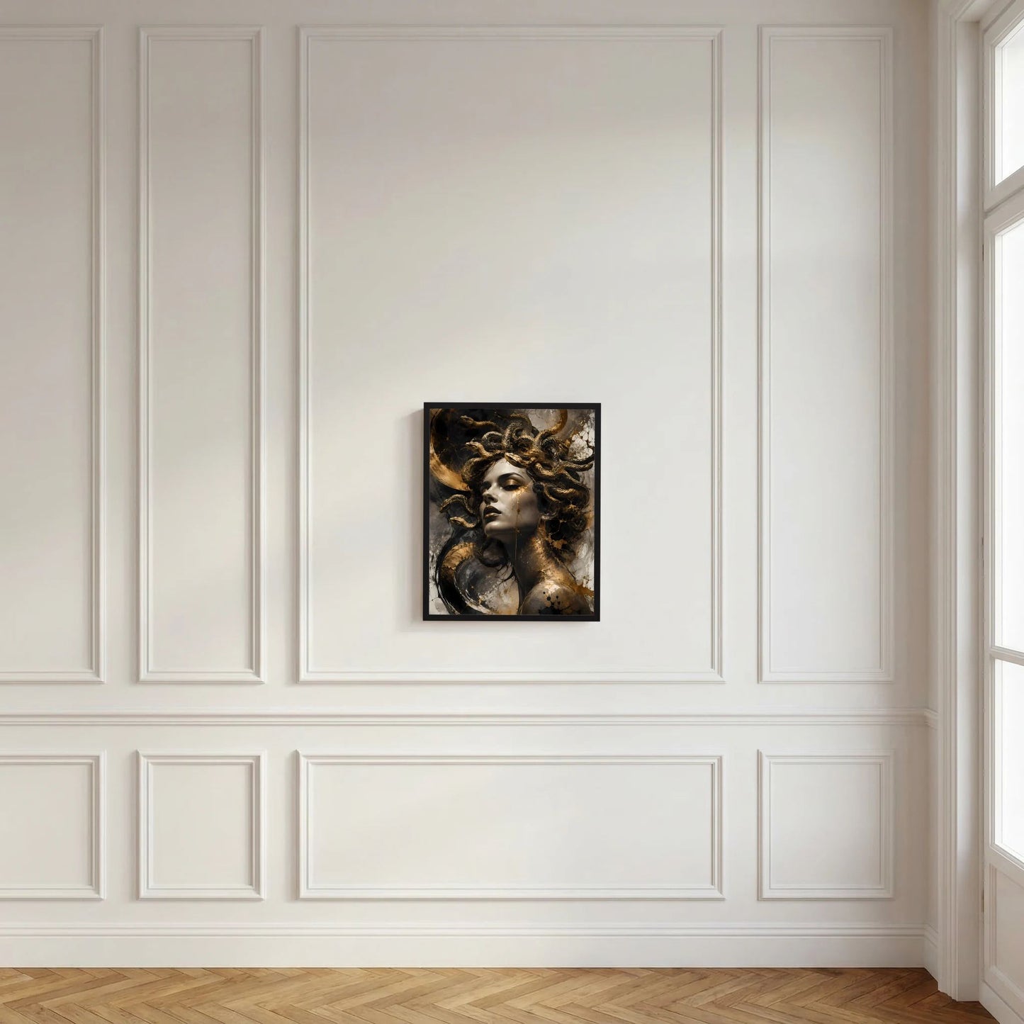 Gerahmtes Poster mit Medusa-Frau, schwarze Locken und goldene Schlangen im Haar