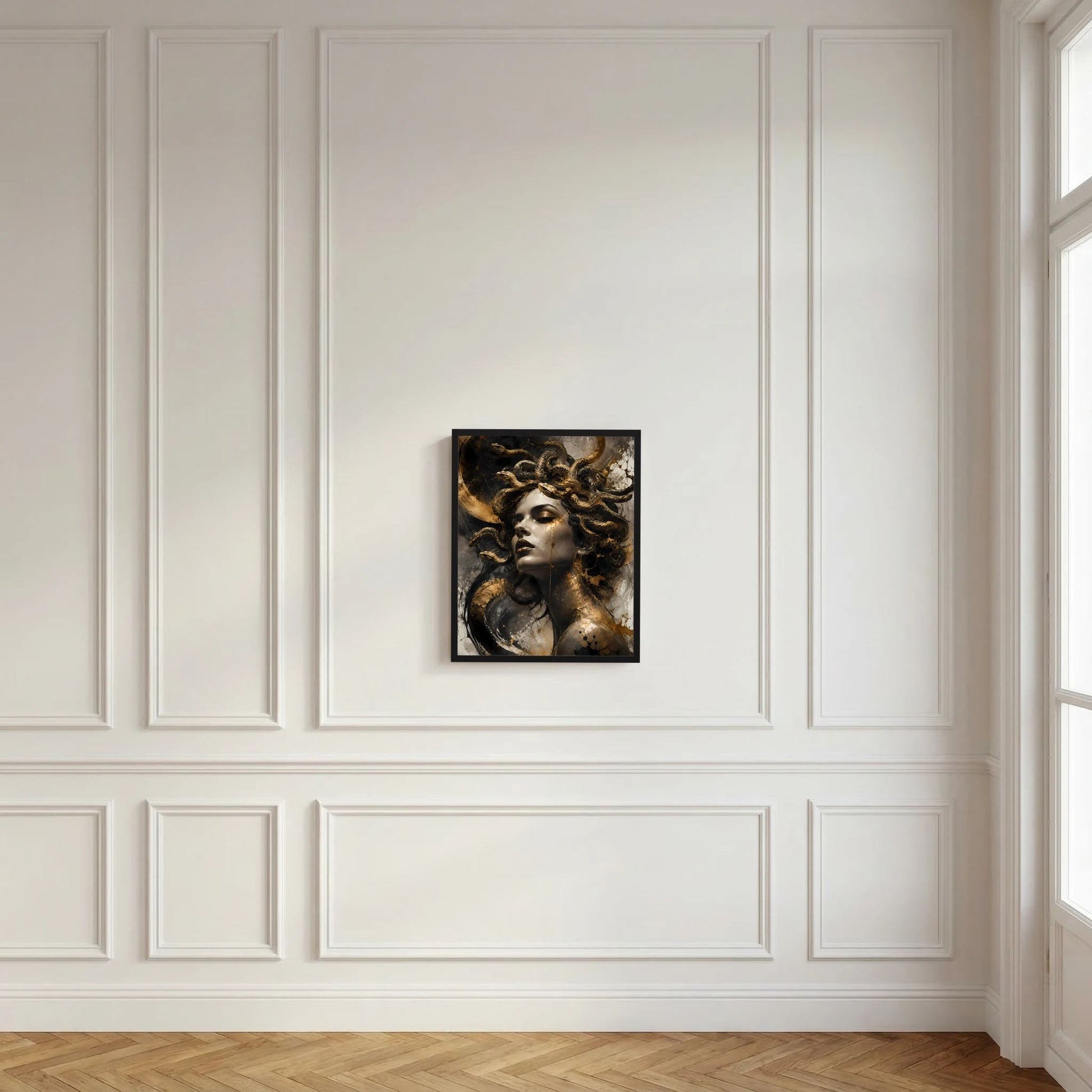 Gerahmtes Poster mit Medusa-Frau, schwarze Locken und goldene Schlangen im Haar
