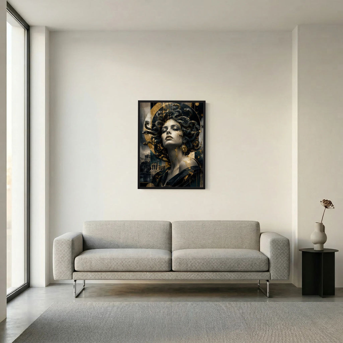 Hochformatiges Poster mit Medusa-Porträt, Frauengesicht in Schwarz und Gold, gerahmt.