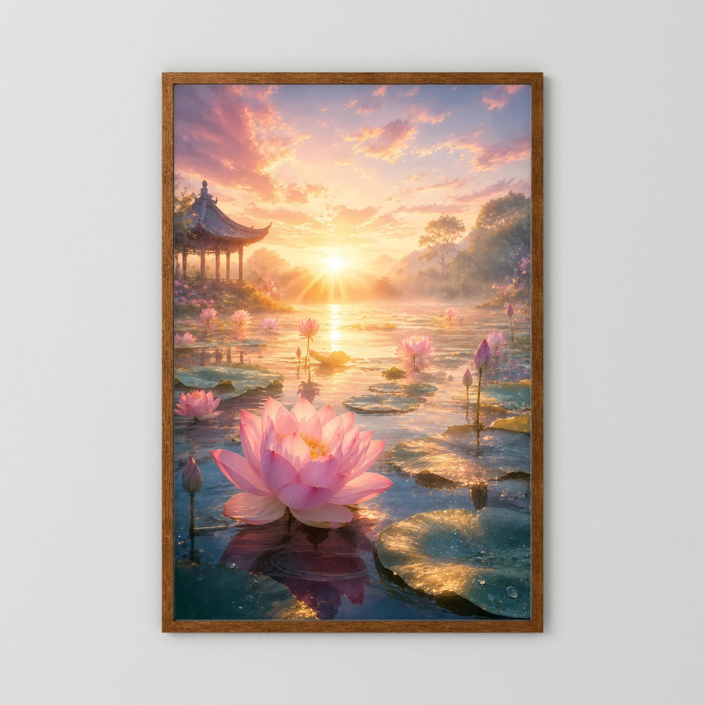 Hochformatiges Poster mit großer rosa Lotusblüte im Vordergrund, brauner Holzrahmen