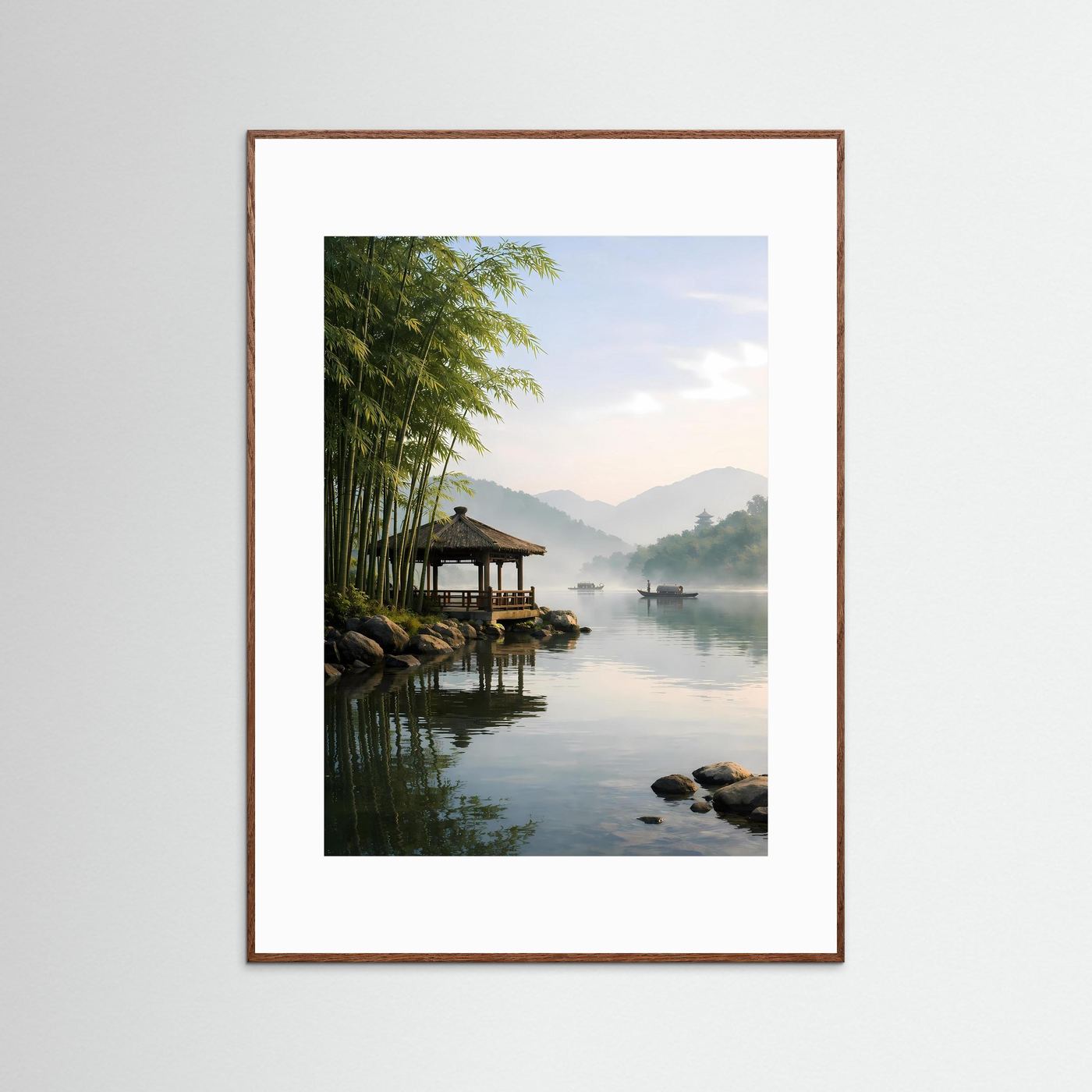 Wandposter mit Steg-Pavillon am Fluss, Bambus am Ufer, im hellen Holzrahmen