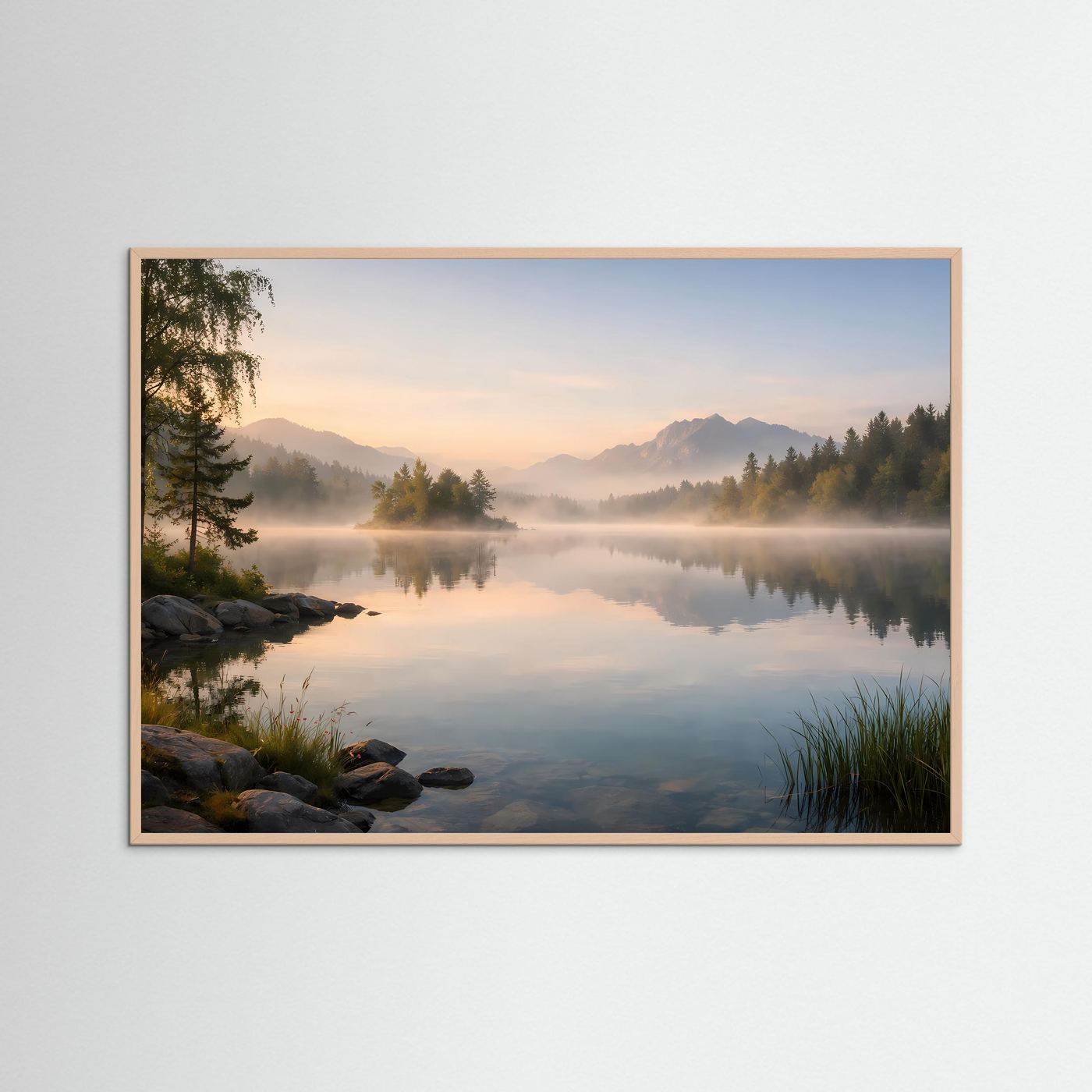 Panoramaposter mit Bergsee, Nebel, Uferfelsen und Schilf, hellbrauner Holzrahmen