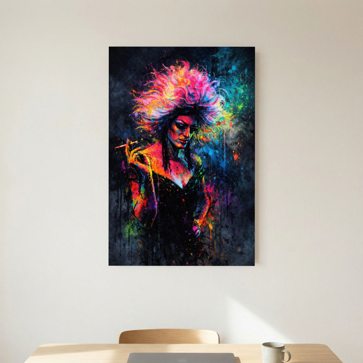 Hochformatiges Poster einer Drag Queen mit Zigarette, leuchtende Neon-Tonungen im Graffiti-Look