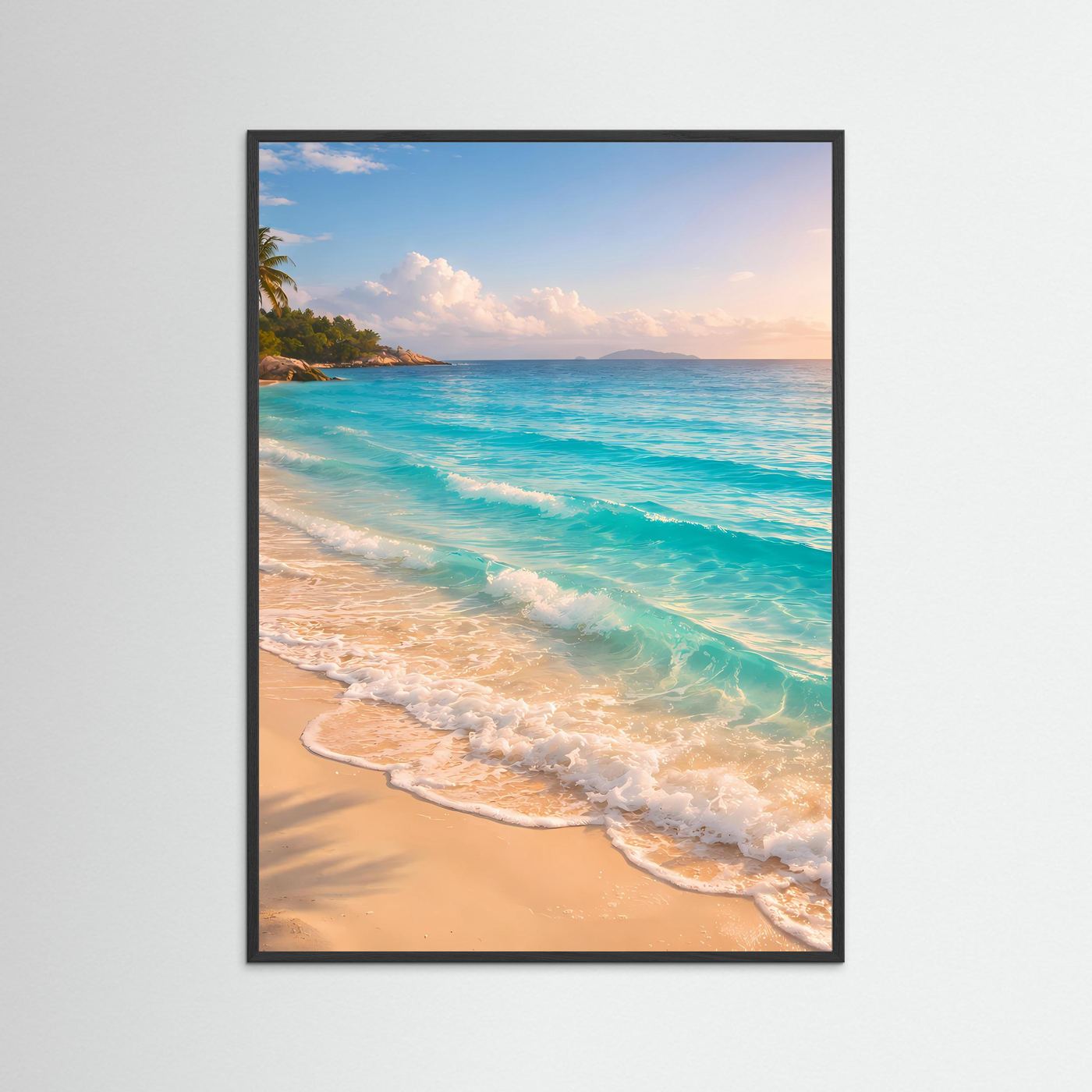 Gerahmtes Poster: türkisblaues Meer und Sandstrand bei Sonnenaufgang, schwarzer Rahmen