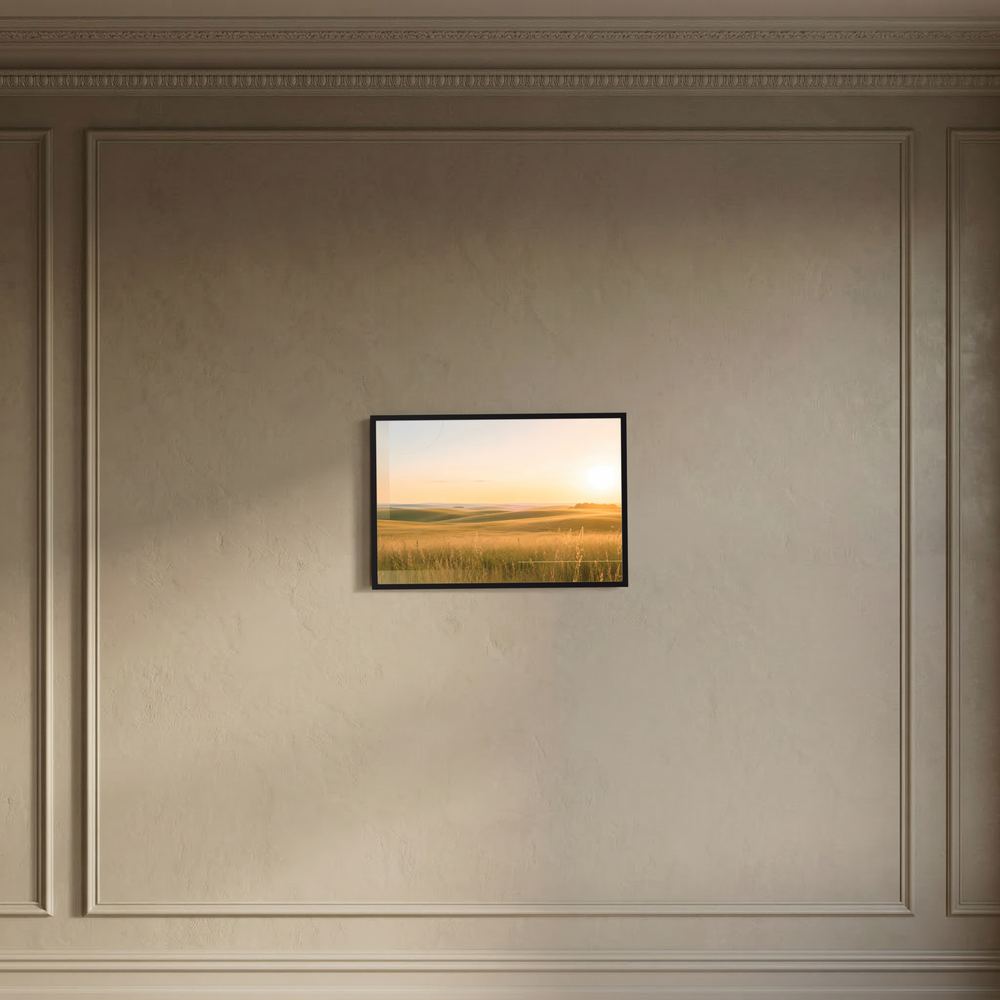 Wandposter im Querformat mit goldener Wiesenlandschaft bei Sonnenuntergang, schwarzer Rahmen