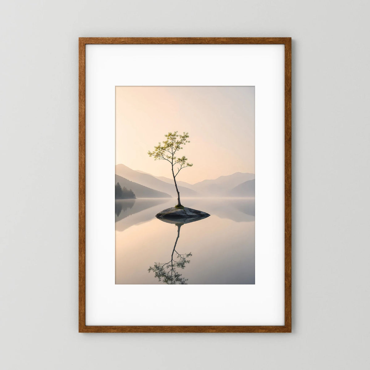 Einsamer Baum im Bergsee | Minimalistische Landschaft mit Spiegelung | Poster Hochformat