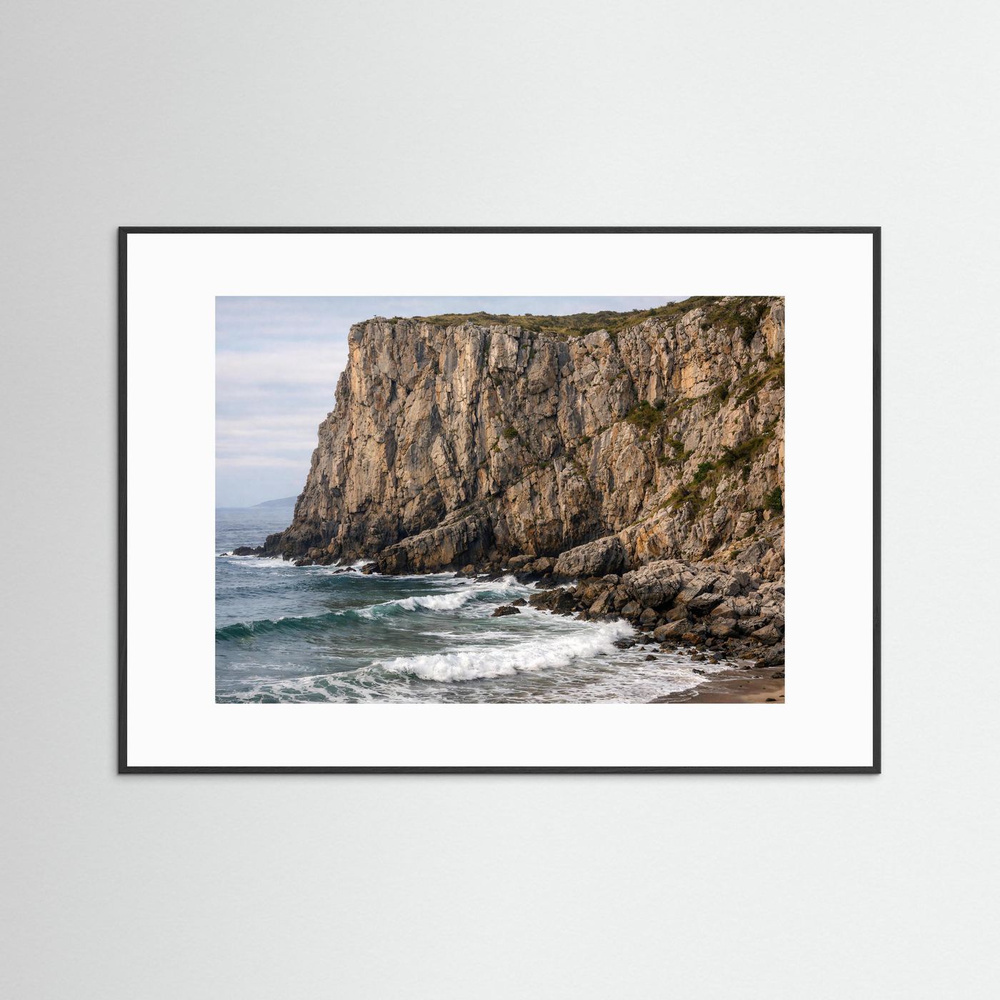 Schroffe Felsenküste in sanftem Licht | Klippen & Meer Poster Querformat