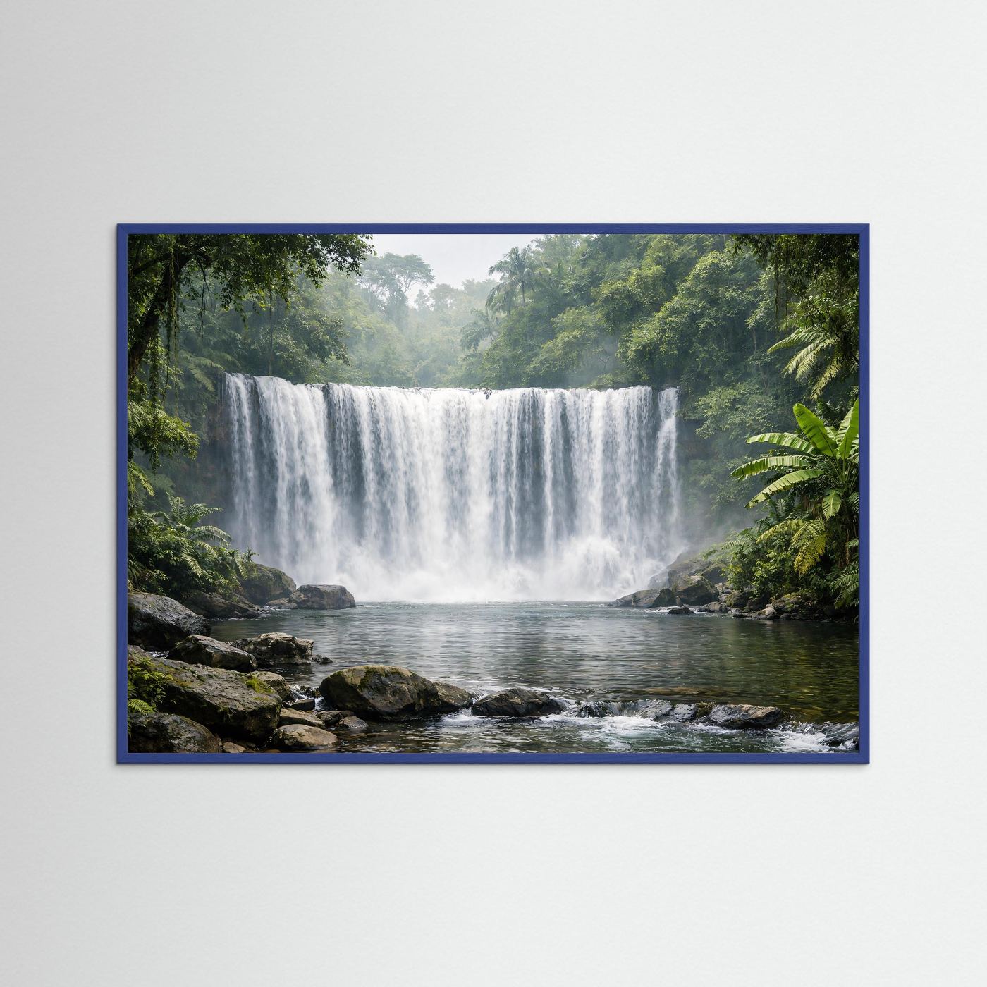 Naturposter Querformat im blauen Holzrahmen mit Wasserfall im Dschungel und Fluss