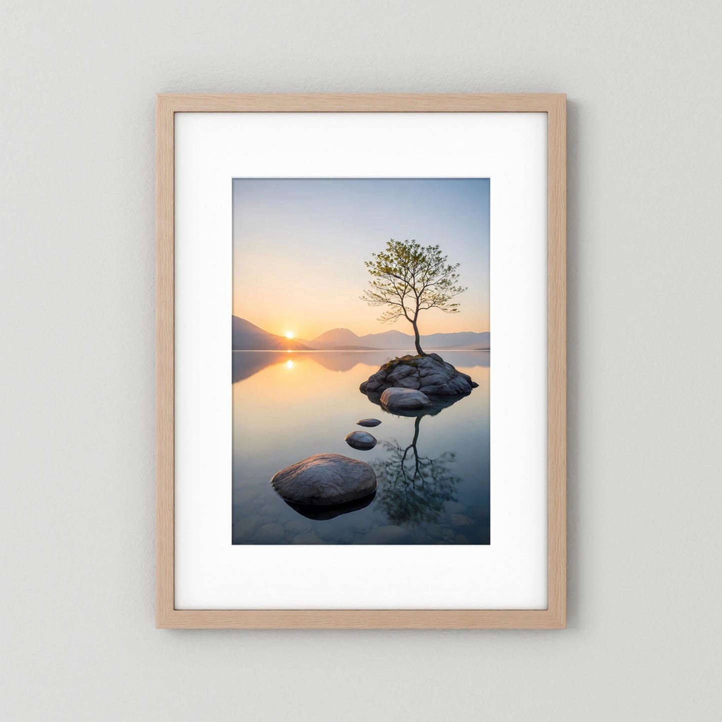 Baum im Bergsee bei Sonnenuntergang | Ruhige Natur mit Spiegelung | Poster Hochformat