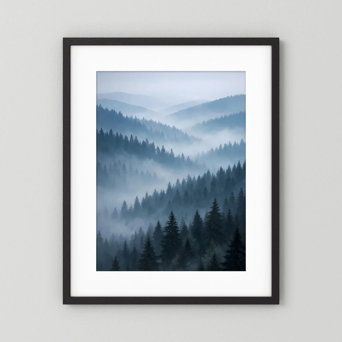 Hochformatiges Naturposter mit nebligem Tannenwald, schwarzer Rahmen und weißes Passepartout