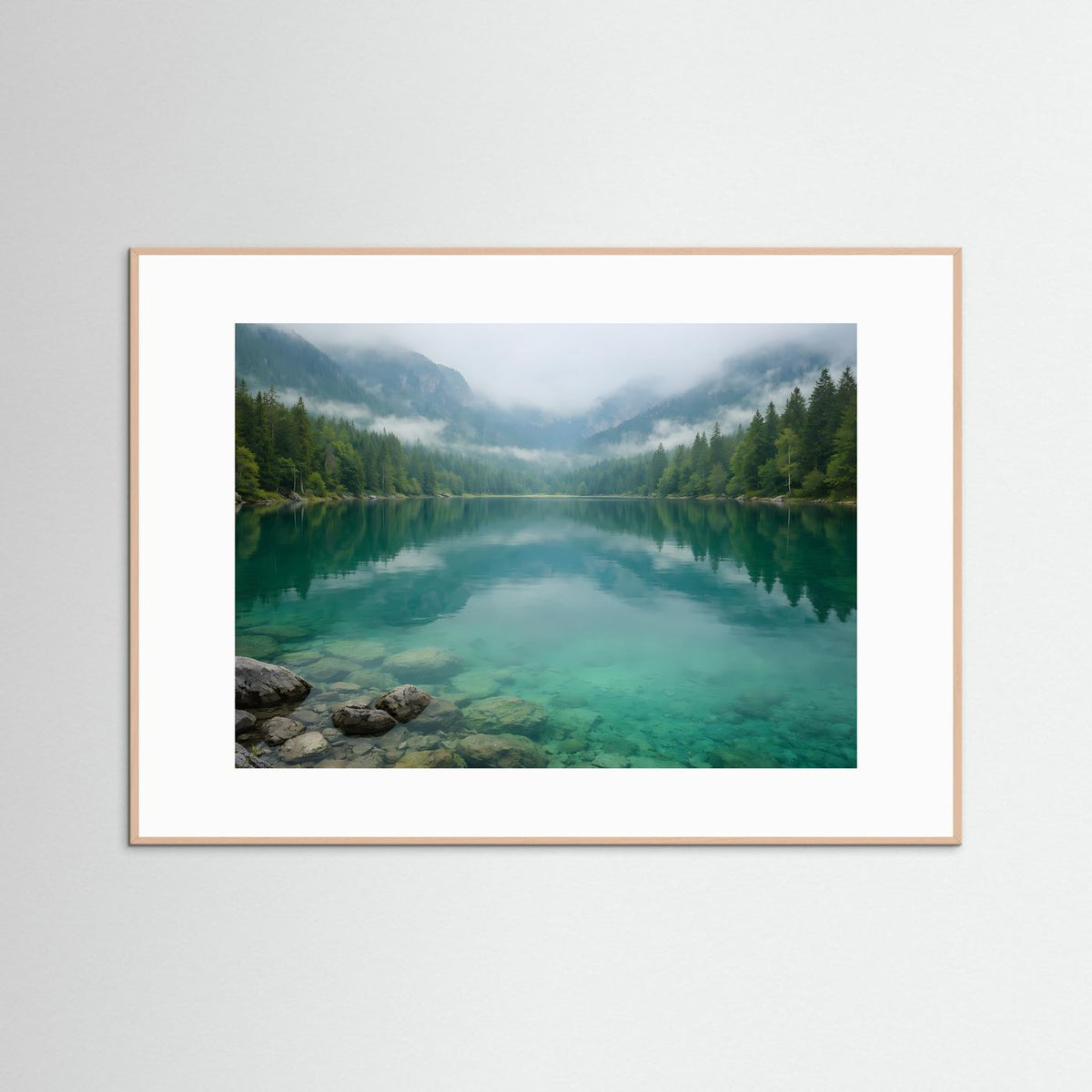 Gerahmtes Landschaftsbild mit türkisblauem Bergsee, Spiegelung und Nebel, mit naturfarbenem Rahmen