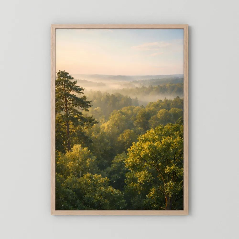 Hochformat-Poster mit Waldlandschaft in Gelbgrün, Holzrahmen in Naturton