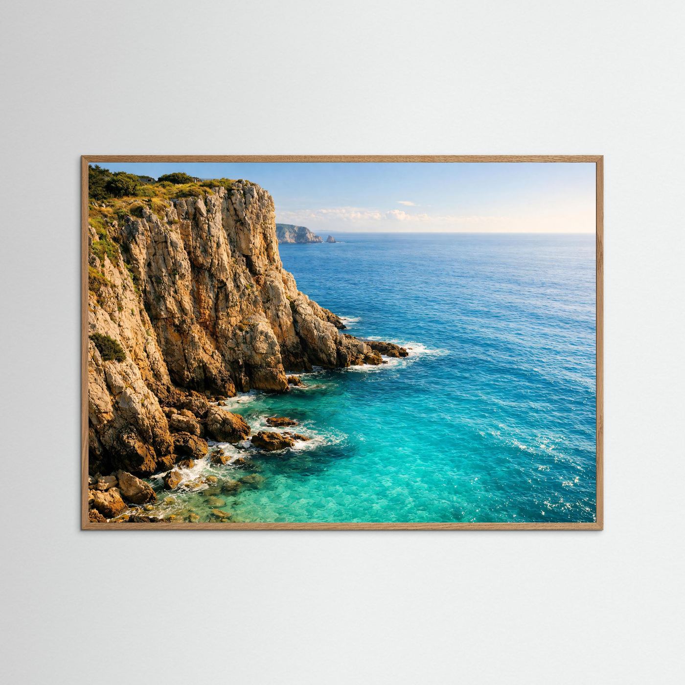 Gerahmtes Panorama-Naturposter im Querformat mit steiler Küste, Felsen und klarem Meer.