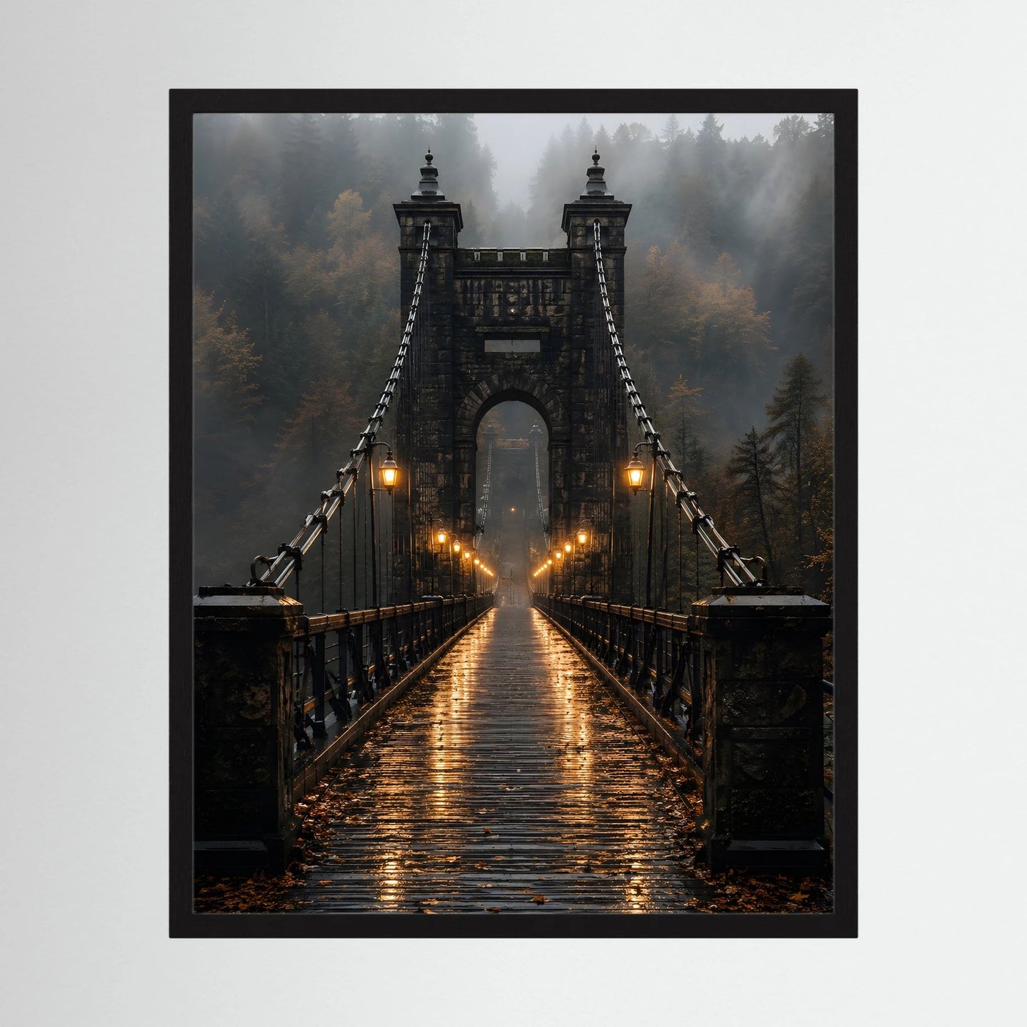 Poster im schwarzen Rahmen: Hängebrücke im Nebelwald mit leuchtenden Laternen.