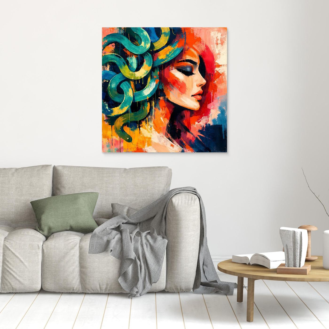 Wandbild mit abstraktem Medusa-Porträt in Rot, Grün und Blau über Sofa in Wohnzimmer