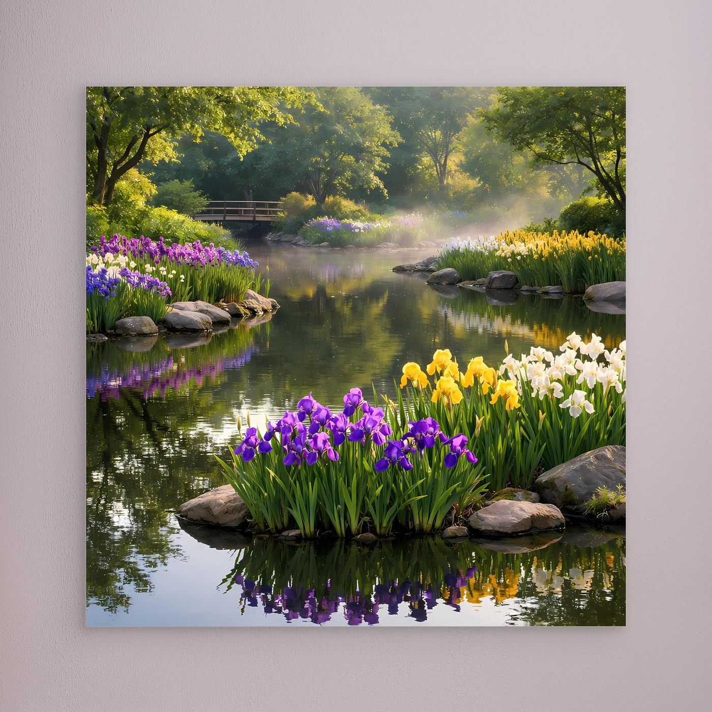 Leinwandbild mit lila und gelben Schwertlilien am Teich, Spiegelung im Wasser