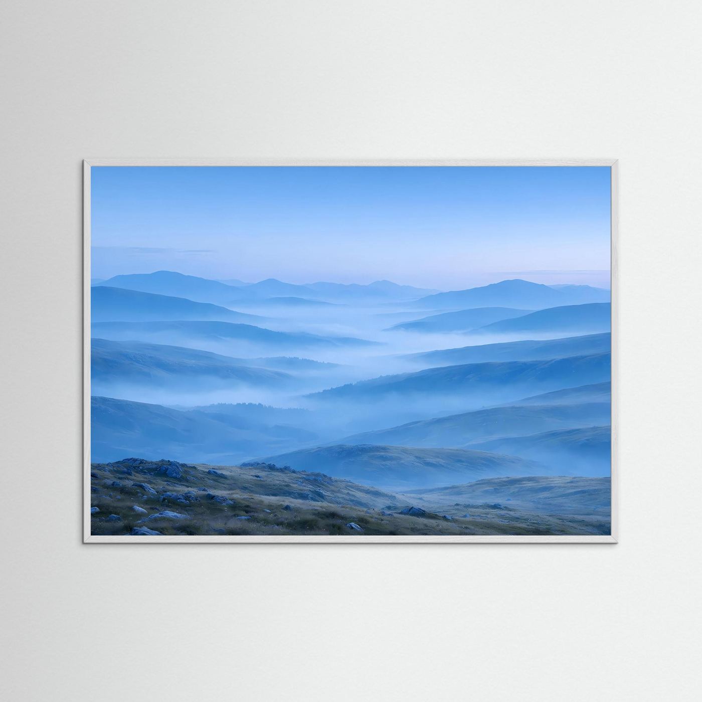 Tiefblaue Hügellandschaft im Morgennebel | Minimalistisches Panorama Natur Poster Querformat