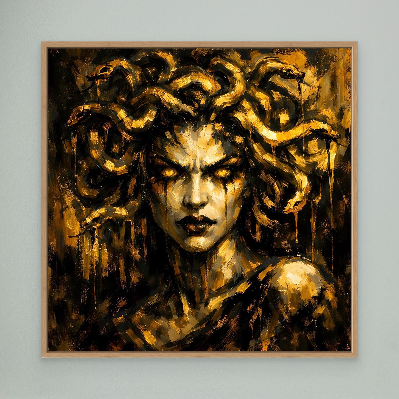 Leinwand Goldene Medusa in düsterer Optik | Modernes Mythologie Wandbild Luxus