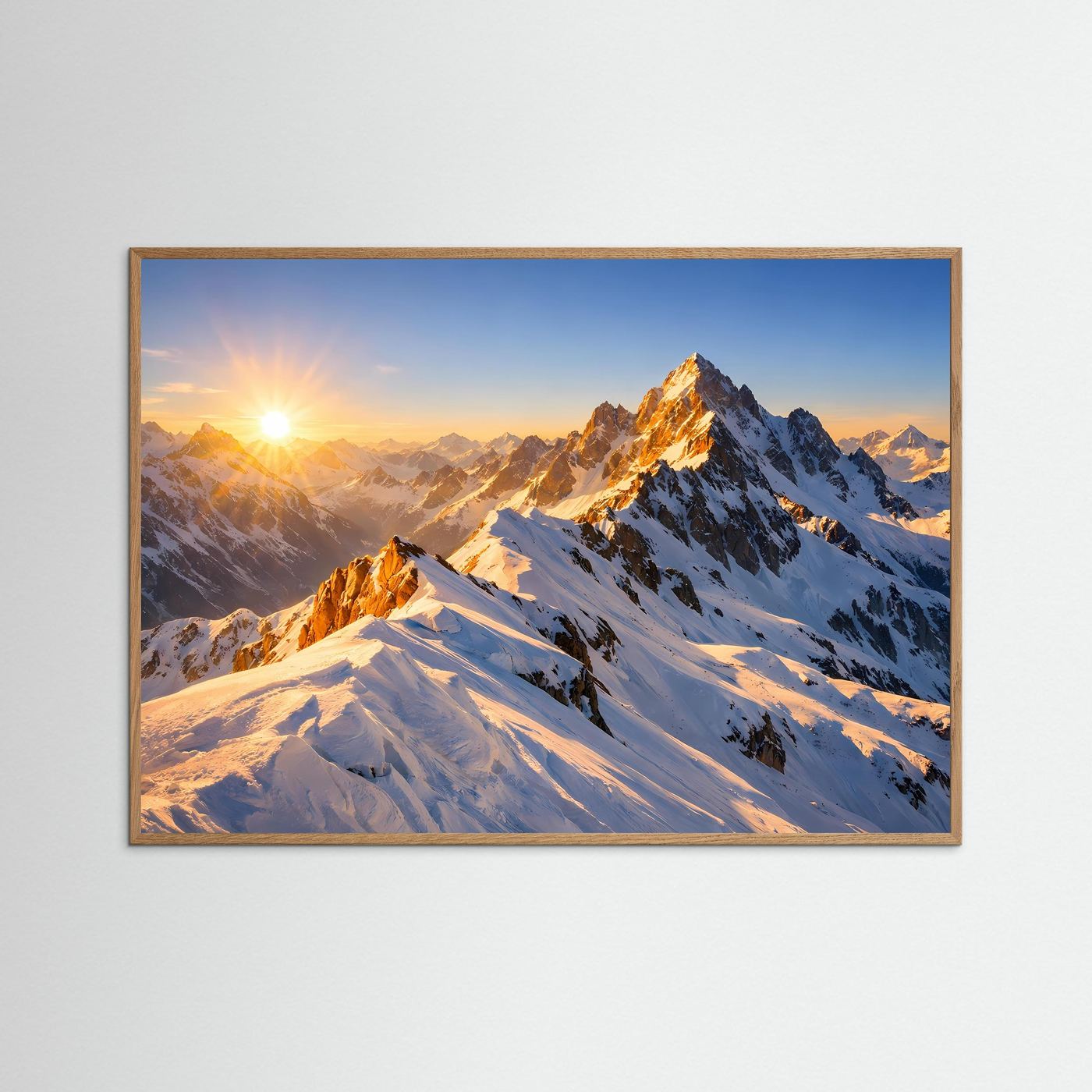 Querformatiges Poster mit Alpenmotiv, goldene Morgensonne über verschneiten Bergen, brauner Holzrahmen.