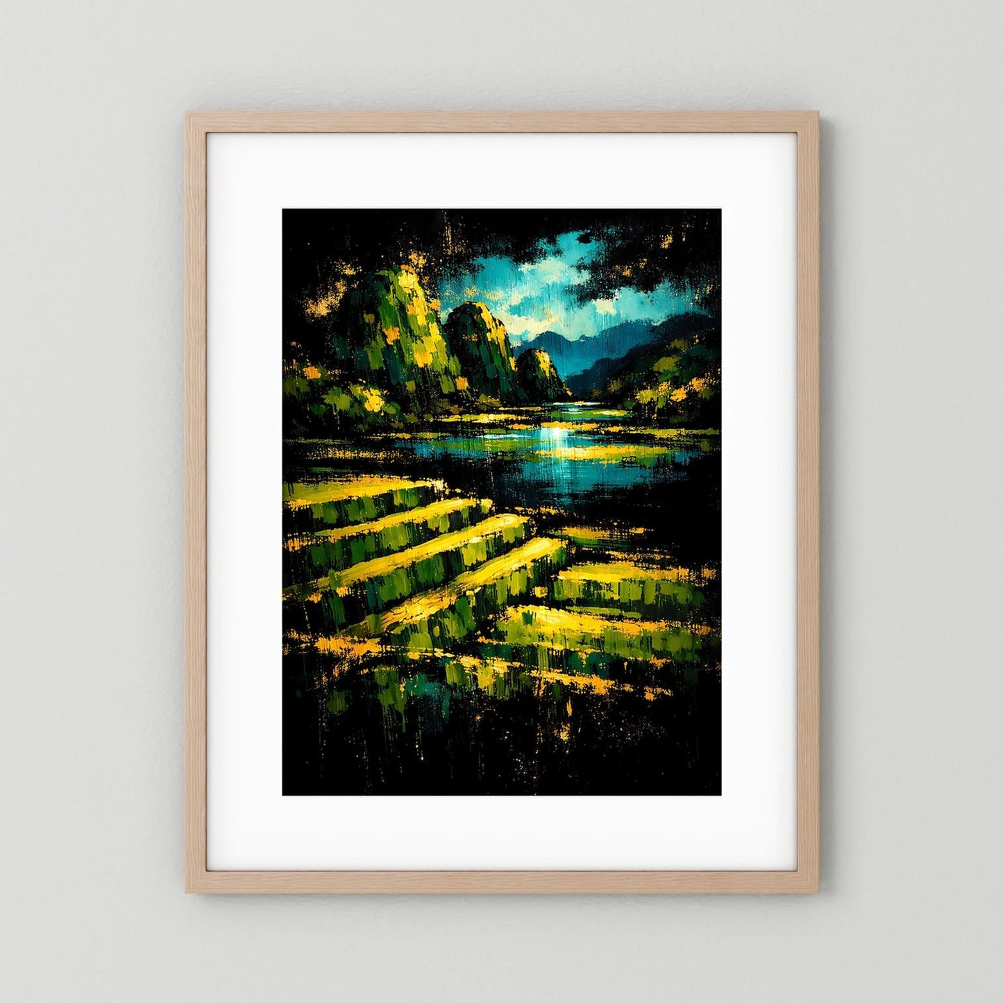 Landschaftsposter im braunem Rahmen mit weißem Passepartout: grüne Uferstreifen, gelbe Highlights, blauer Himmel.