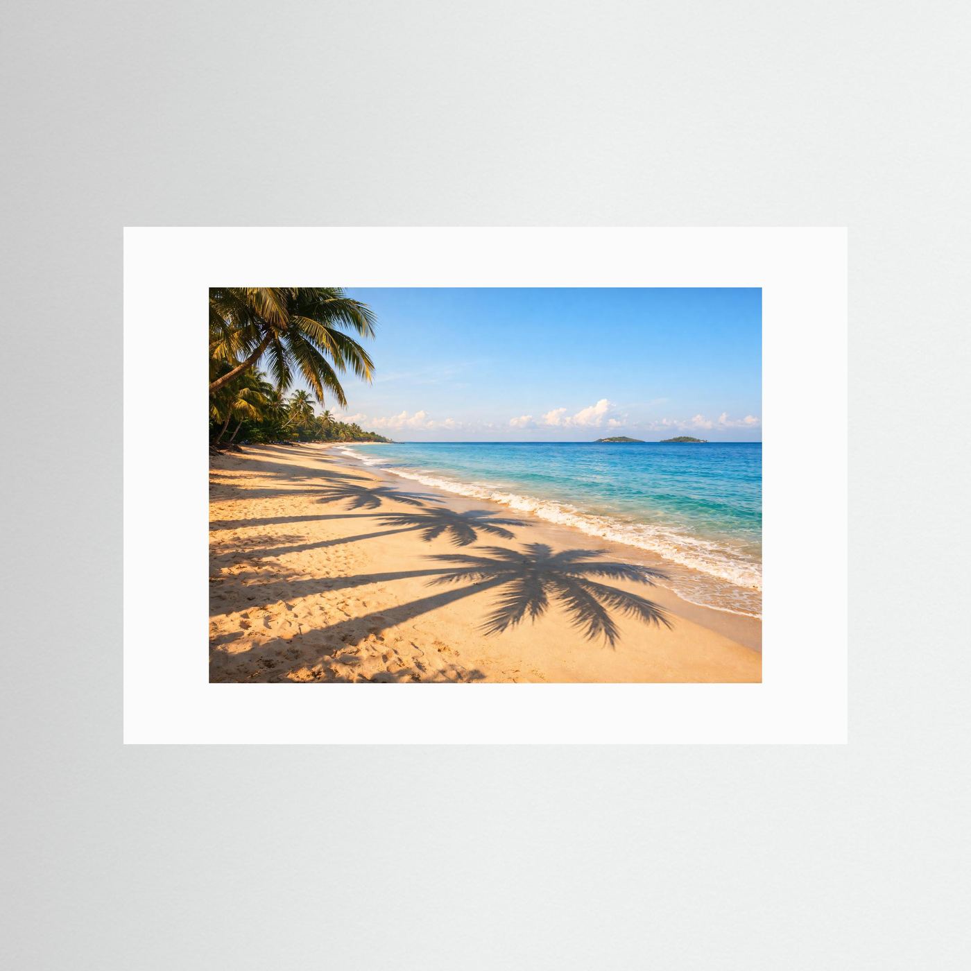 Strandposter im Querformat mit weißem Passepartout: Sandstrand mit Palmen und türkisfarbenem Meer.