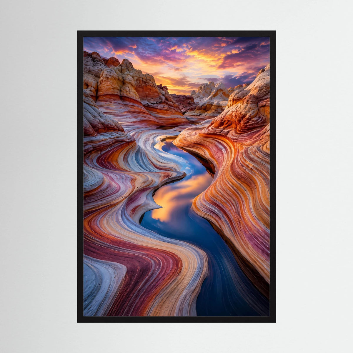 Wandposter im Hochformat mit Wüstenfelsen, geschwungenen Bachläufen, schwarzer Rahmen.