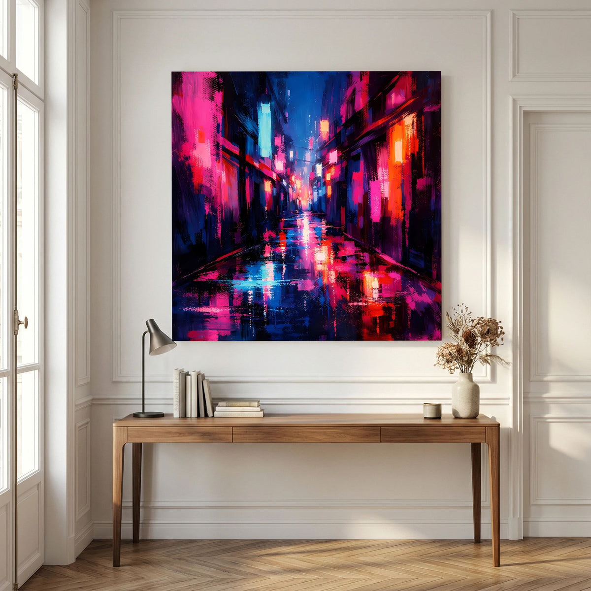 Neon-Wandbild mit Regenstadtgasse, leuchtenden Rosa-Blau-Rottönen und spiegelnder Straße im Zentrum