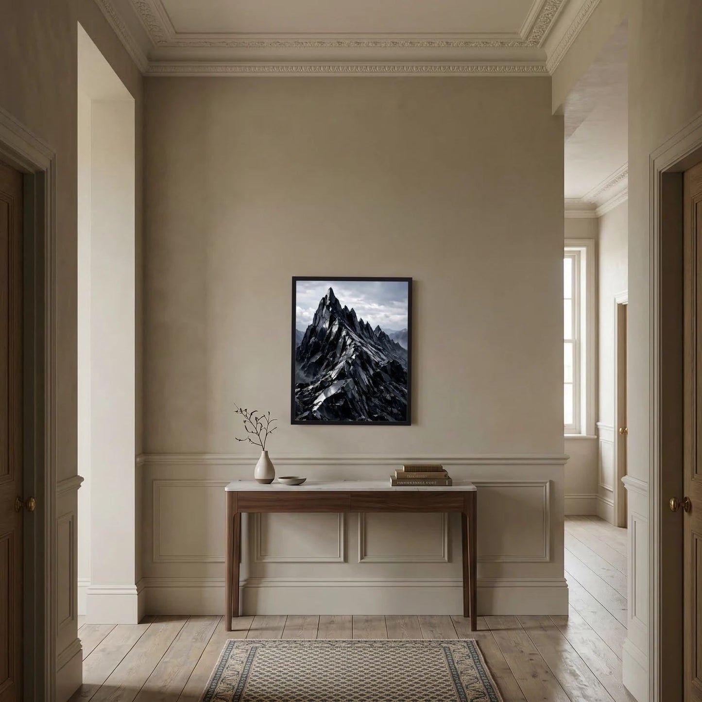Wandbild mit Bergspitzen-Motiv in Schwarz und Grau, mittig im Flur