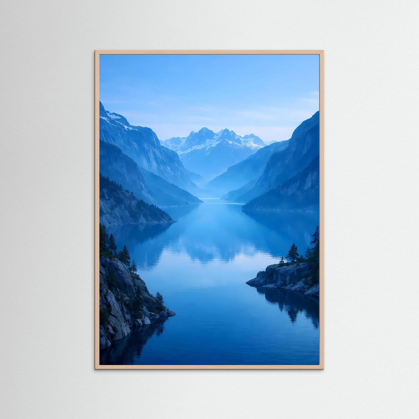Naturposter Fjordlandschaft in Blautönen, hochkant, mit rosafarbenem Holzrahmen.