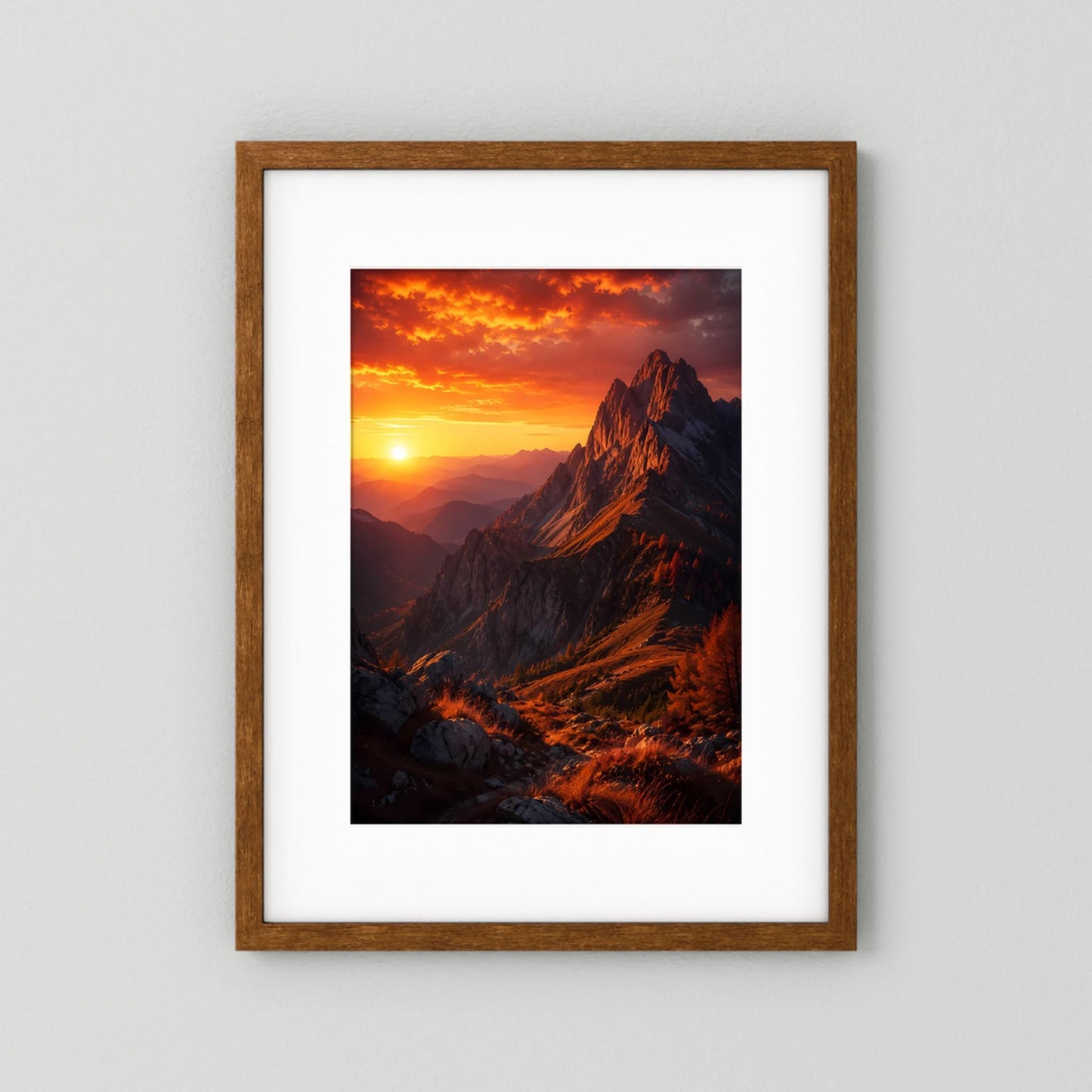 Poster im Hochformat mit Berglandschaft bei Sonnenuntergang, brauner Holzrahmen, weißer Rand