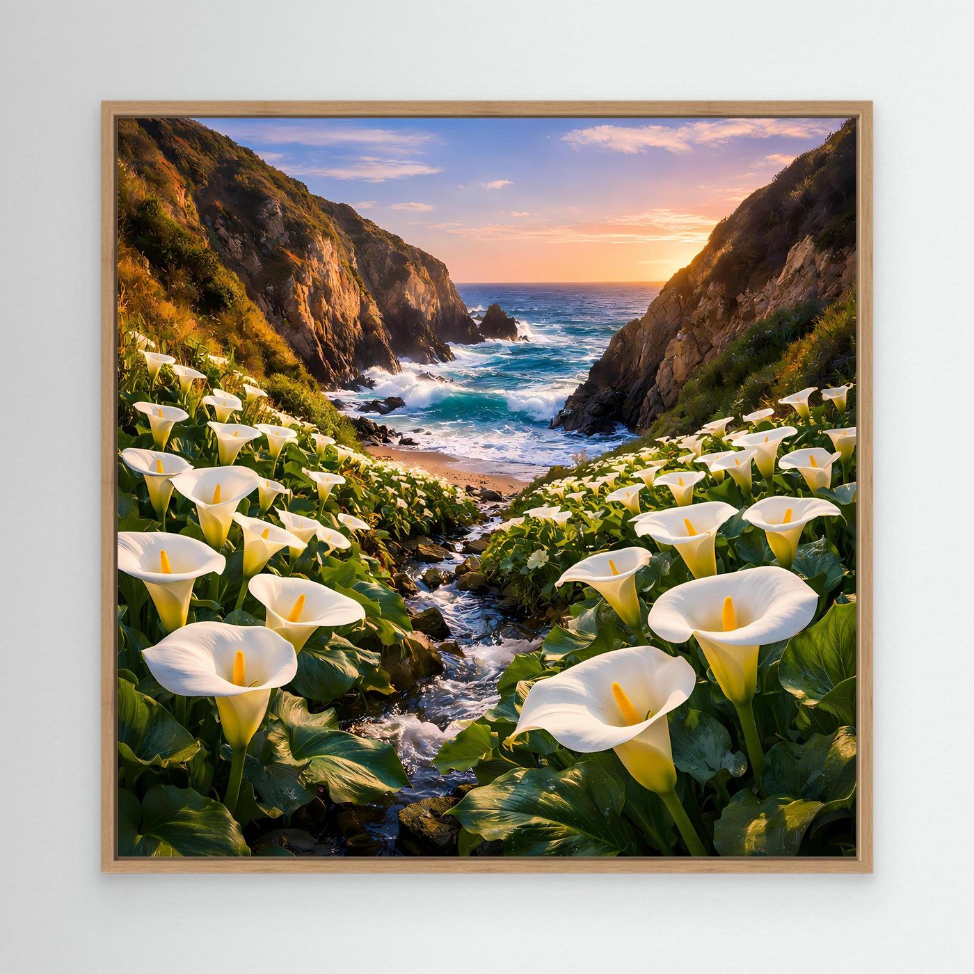 Leinwandbild im Eichenrahmen mit weißen Calla-Blüten und Küsten-Schlucht am Meer